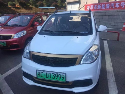 湘潭第一块新能源汽车专用号牌被这位先生带回了家